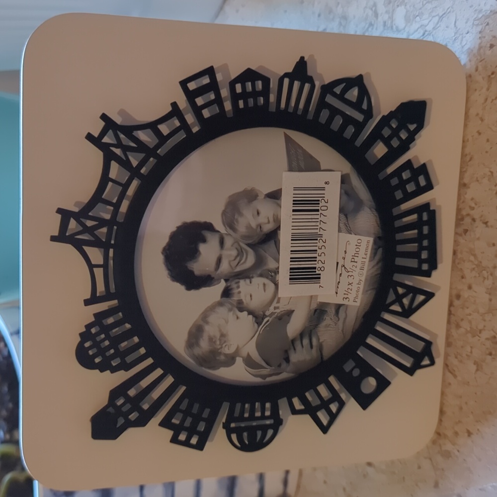 ❤️ 2 for $15 ❤️ NWT - Black and White Cityscape Photo Frame